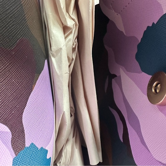 NWT Trina Turk - Crossbody TOTE with Zippered Floral Insert - Chic and Vibrant! - Picture 6 of 11